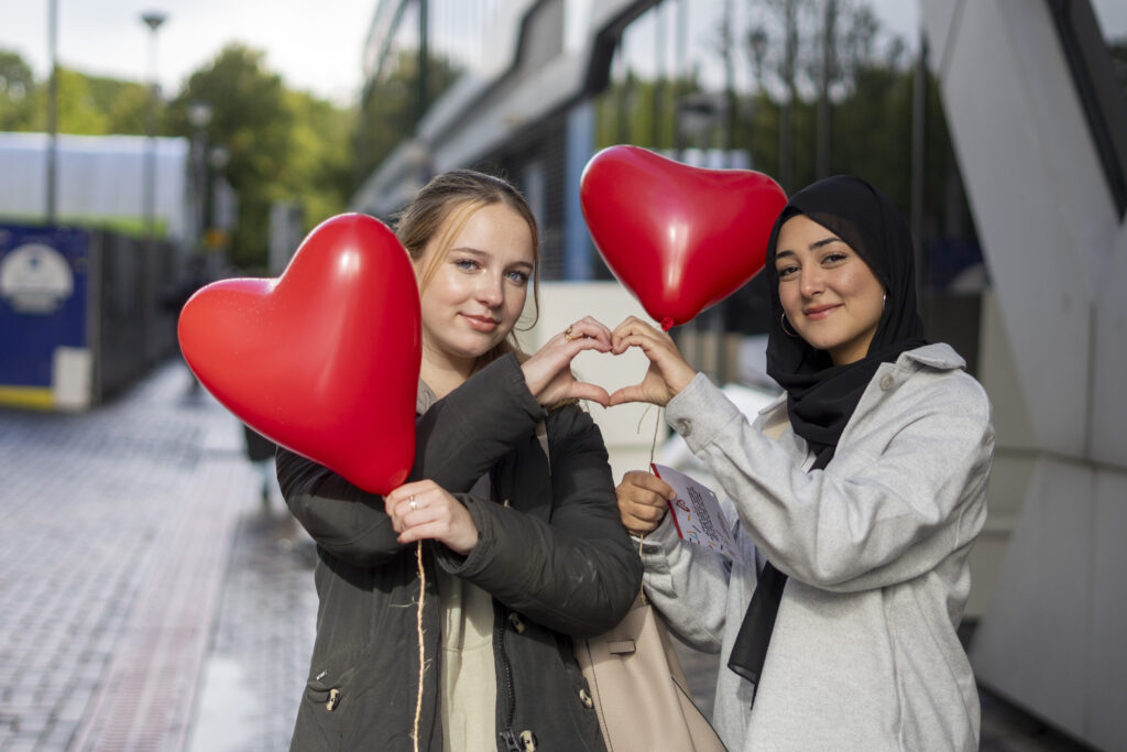 Twee dames uit het MDT-traject tijdens een activiteit