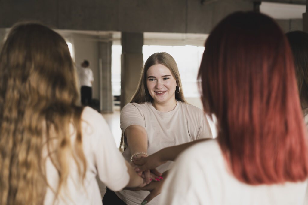 Meiden die met elkaar overleggen