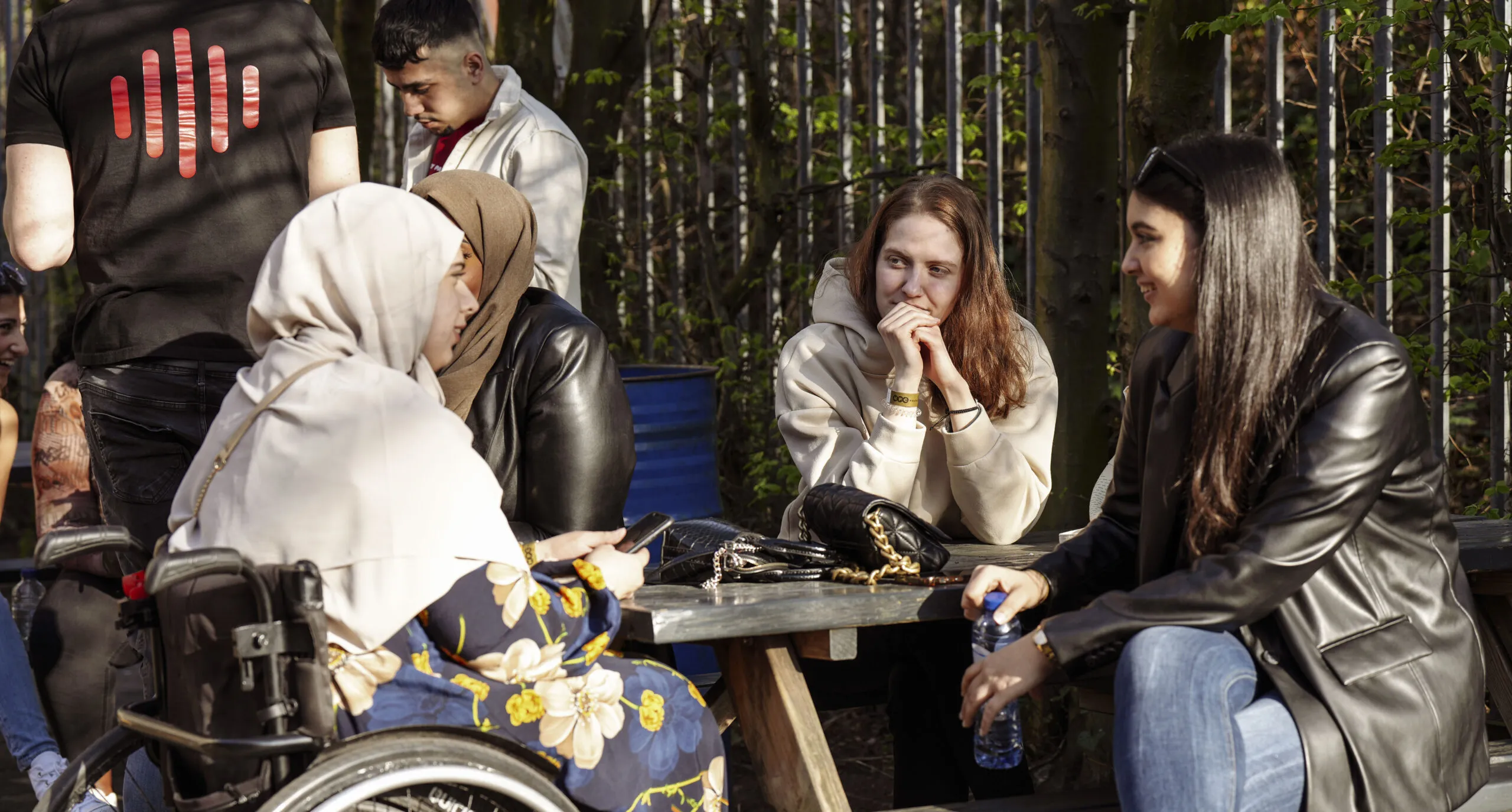 Jongeren die met elkaar in gesprek zijn