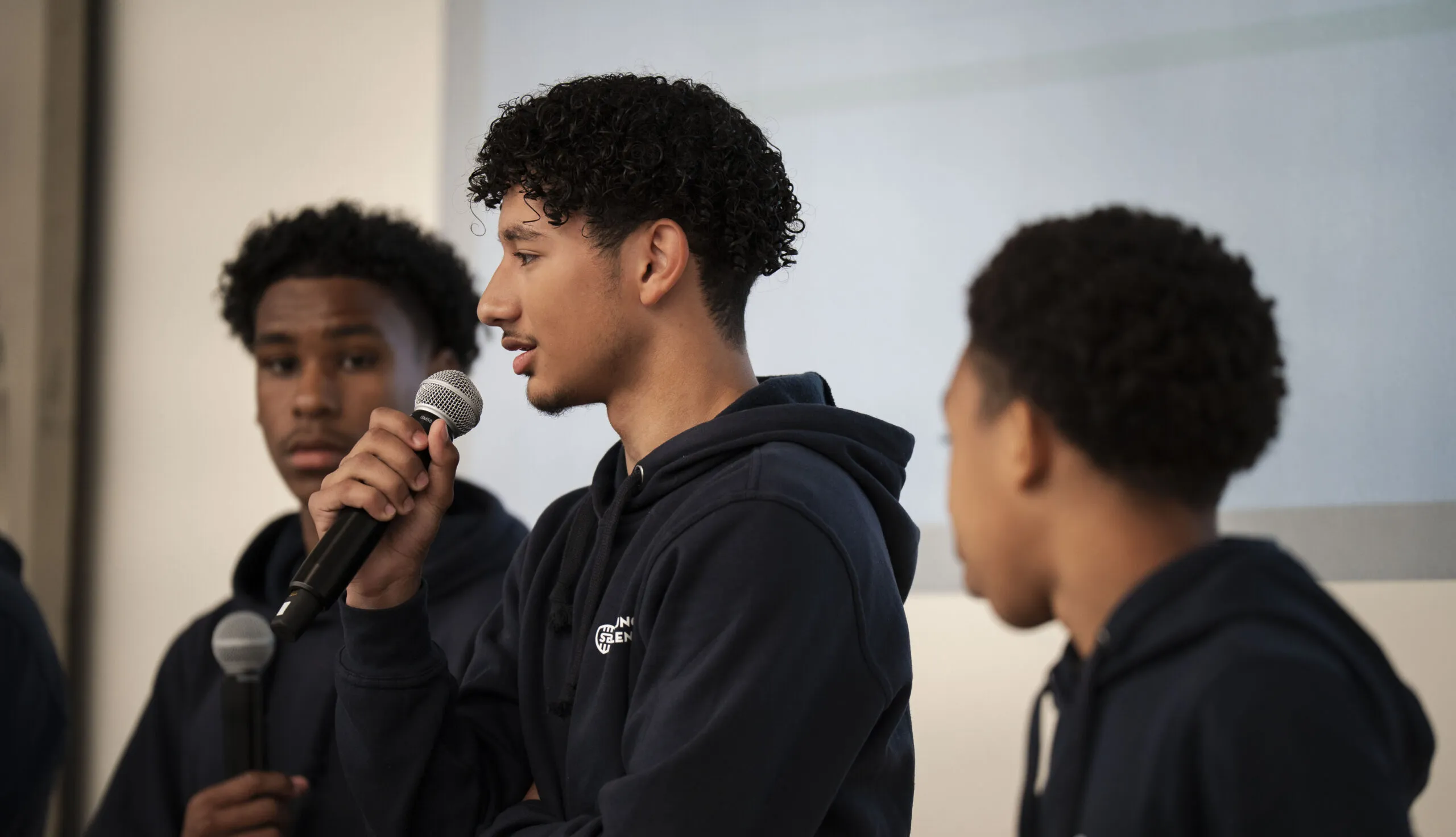 Jongens uit het MDT-programma die een presentatie geven